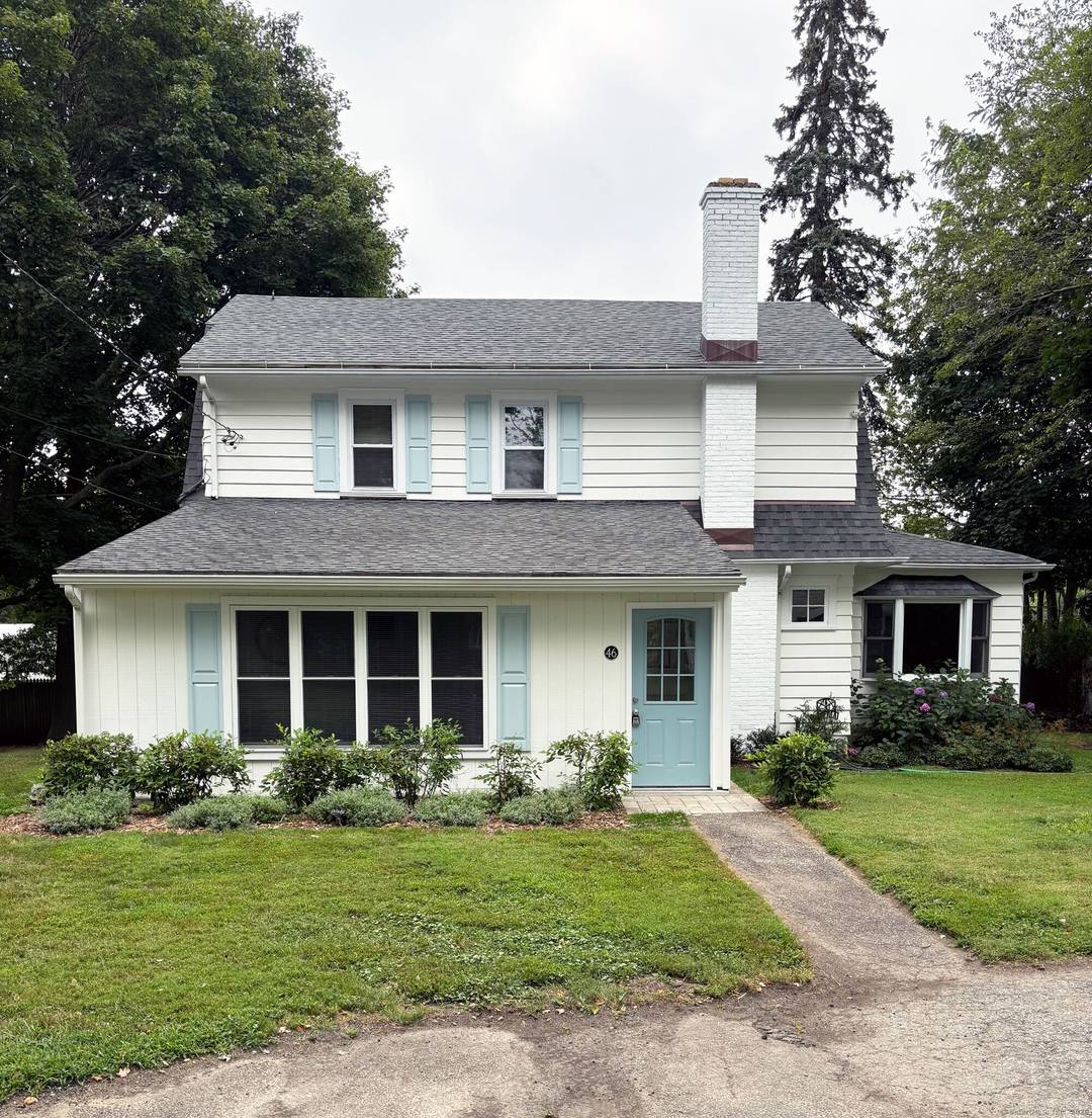 Welcome to this charming colonial rental in Westport !