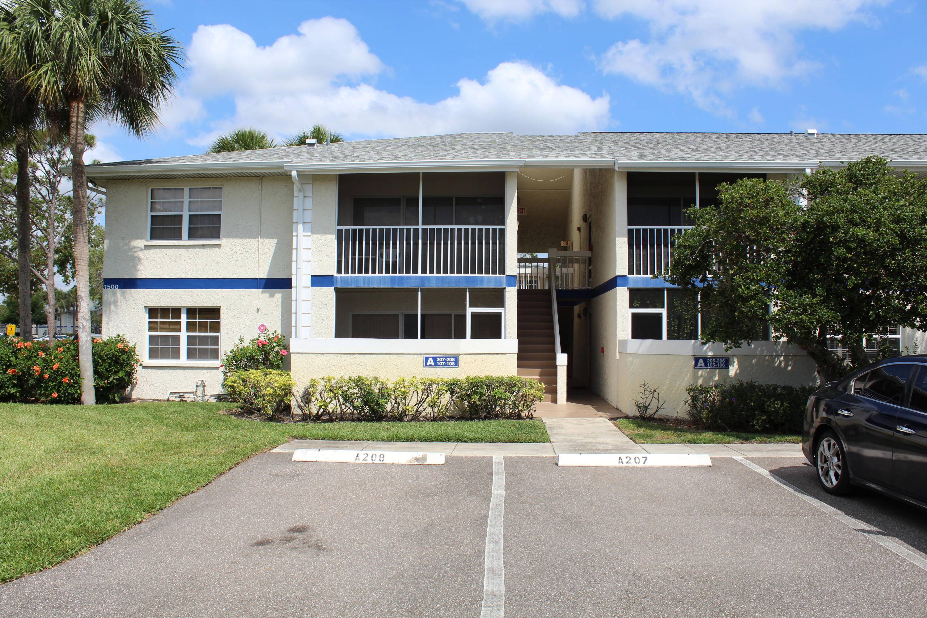 This updated 1 bedroom condo in Midport Place I features fresh paint, tile flooring, and modern kitchen and bathroom upgrades, including granite countertops and ample cabinetry.