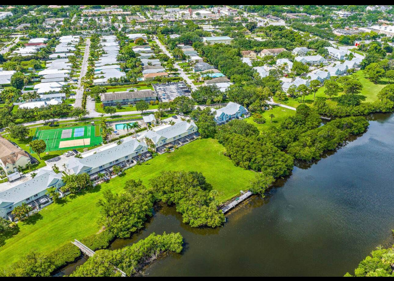 Experience a waterfront community without the premium price tag in the heart of Jupiter !