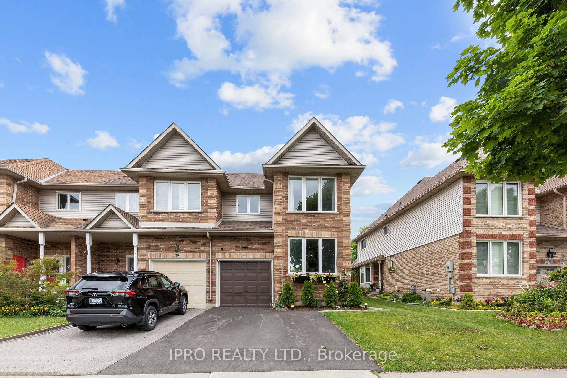 Welcome to 1296 Blanshard Drive, located in Burlingtons sought after Tansley Woods community !