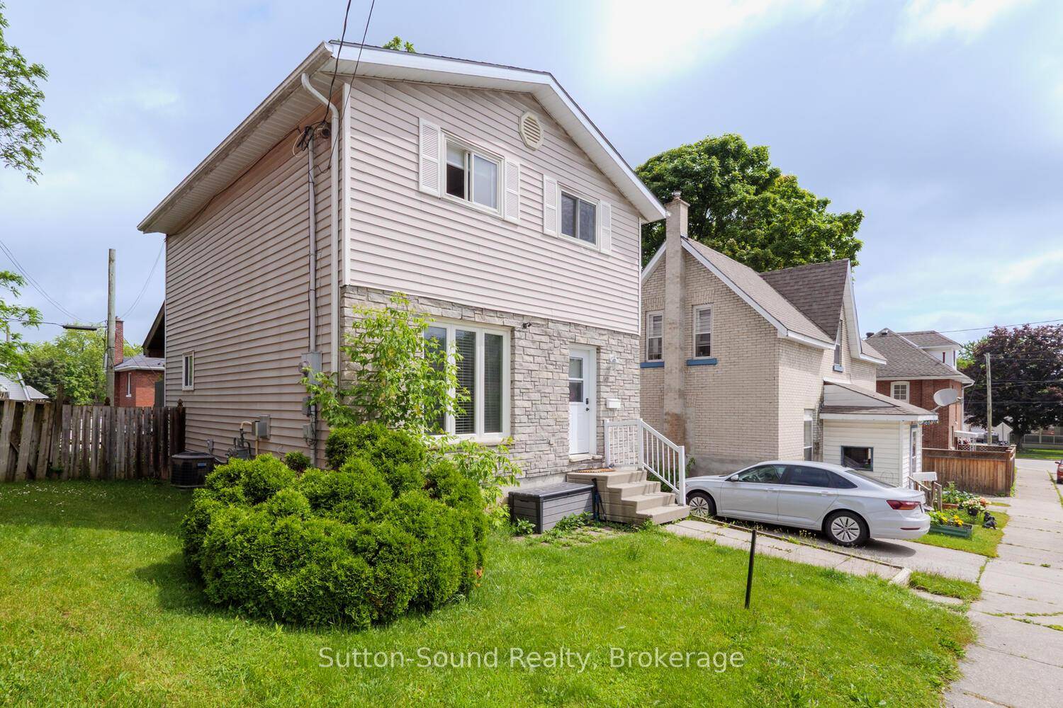 WELL PRICED HOME IN QUIET WEST SIDE NEIGHBOURHOOD !