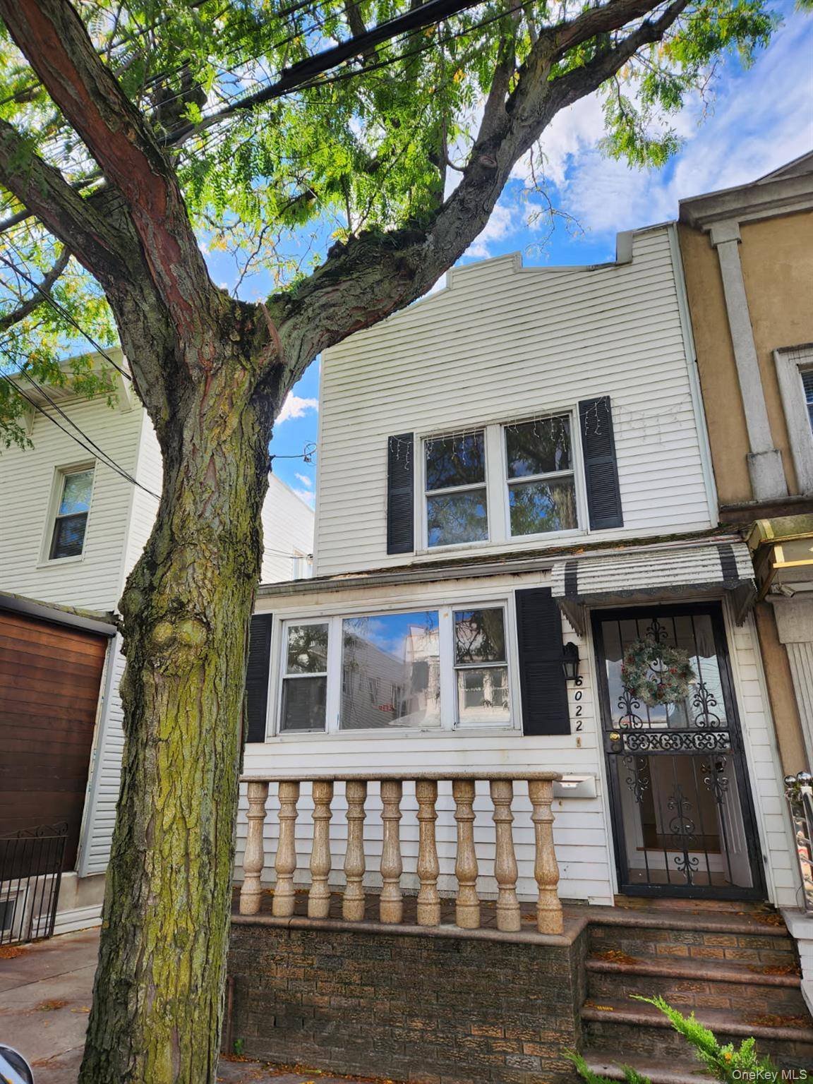 Introducing A Rare Opportunity To Rent Stylish amp ; Spacious Home In Maspeth.