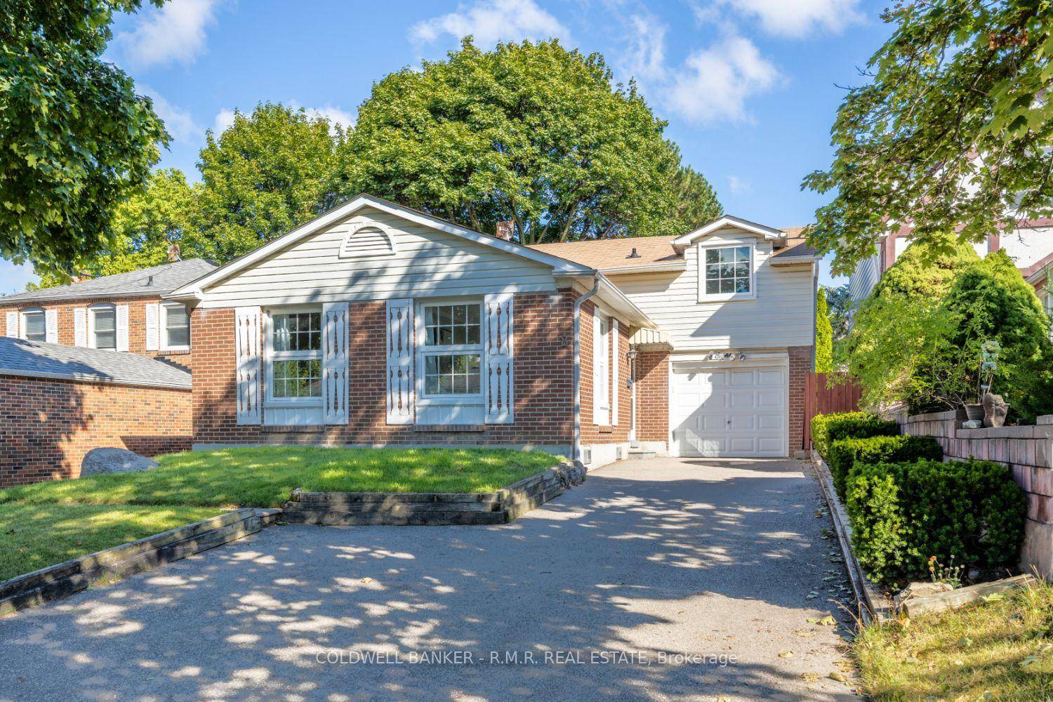 Here is your chance to live in the prestigious German Mills neighbourhood !