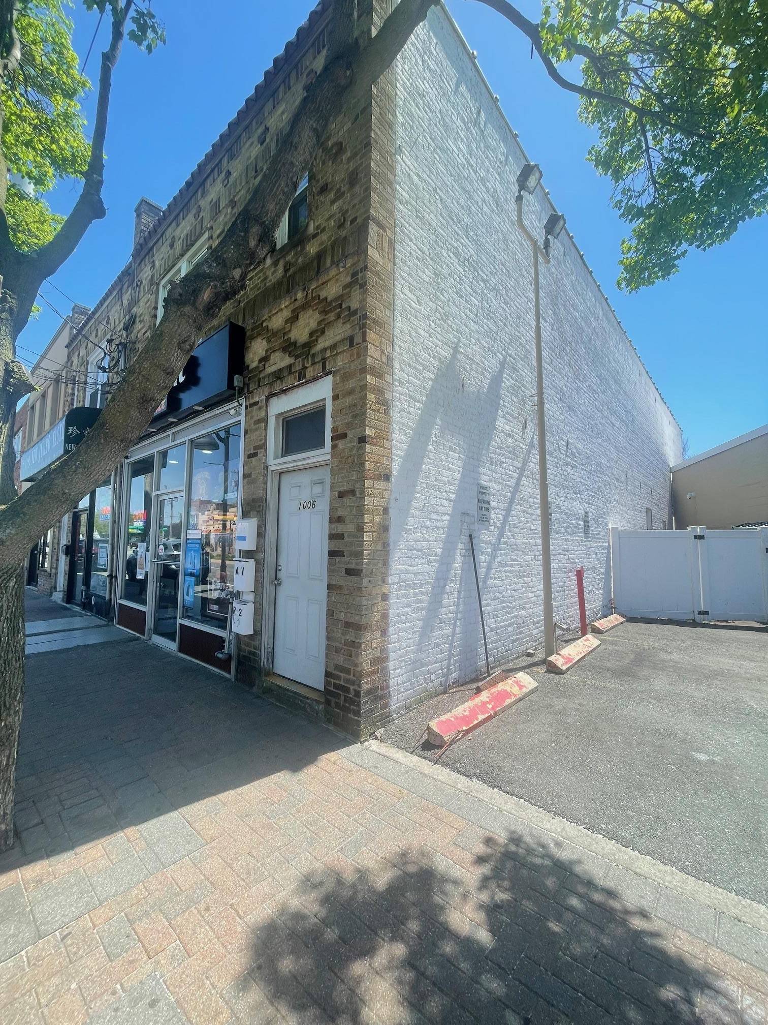 Rare find Mixed uses property in New Hyde Park commercial center area, this great property features a spacious storefront on 1st floor and two 2 bedrooms residential units on 2nd ...