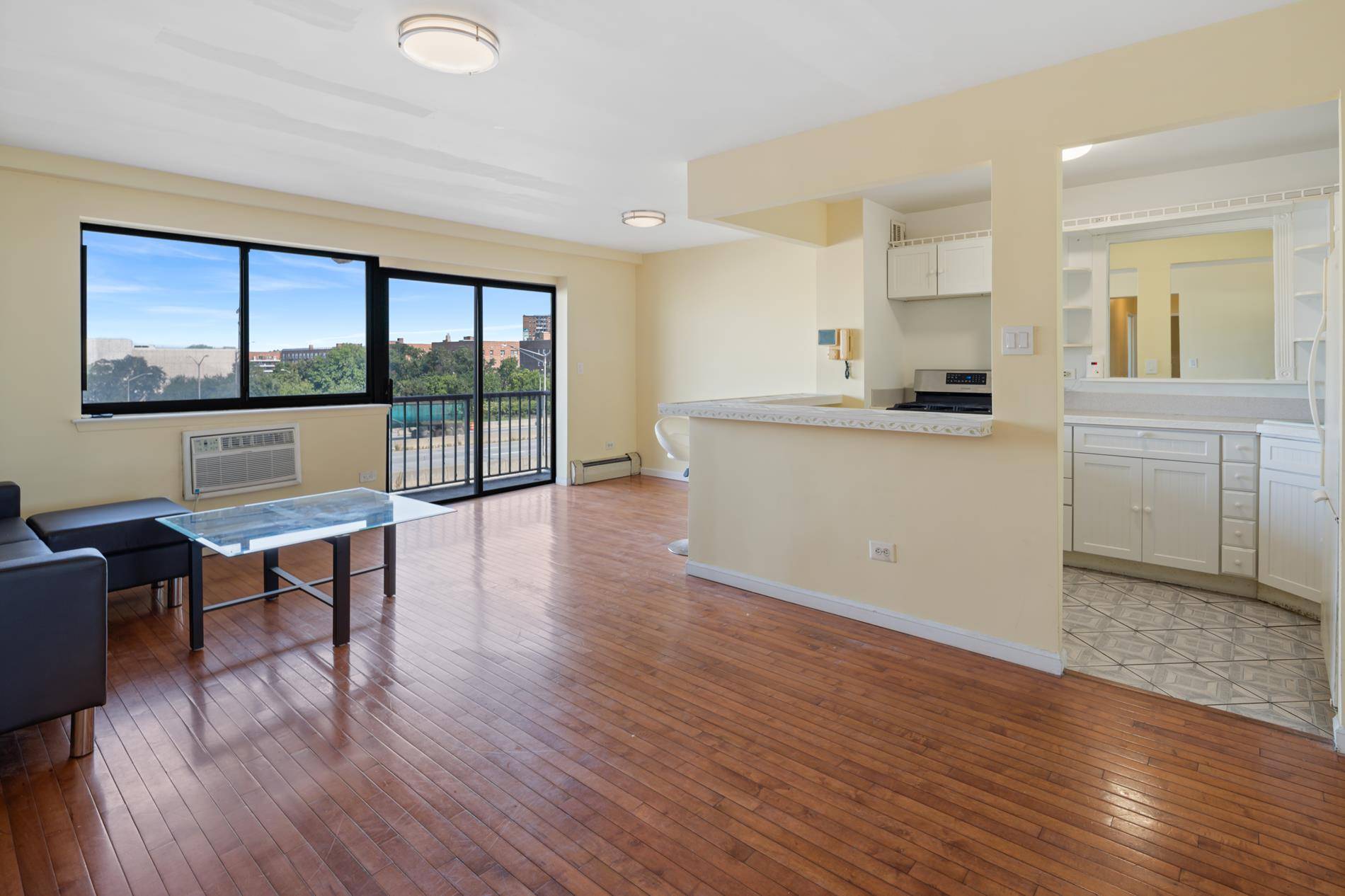 This spacious and bright 2 Bedroom and 1.