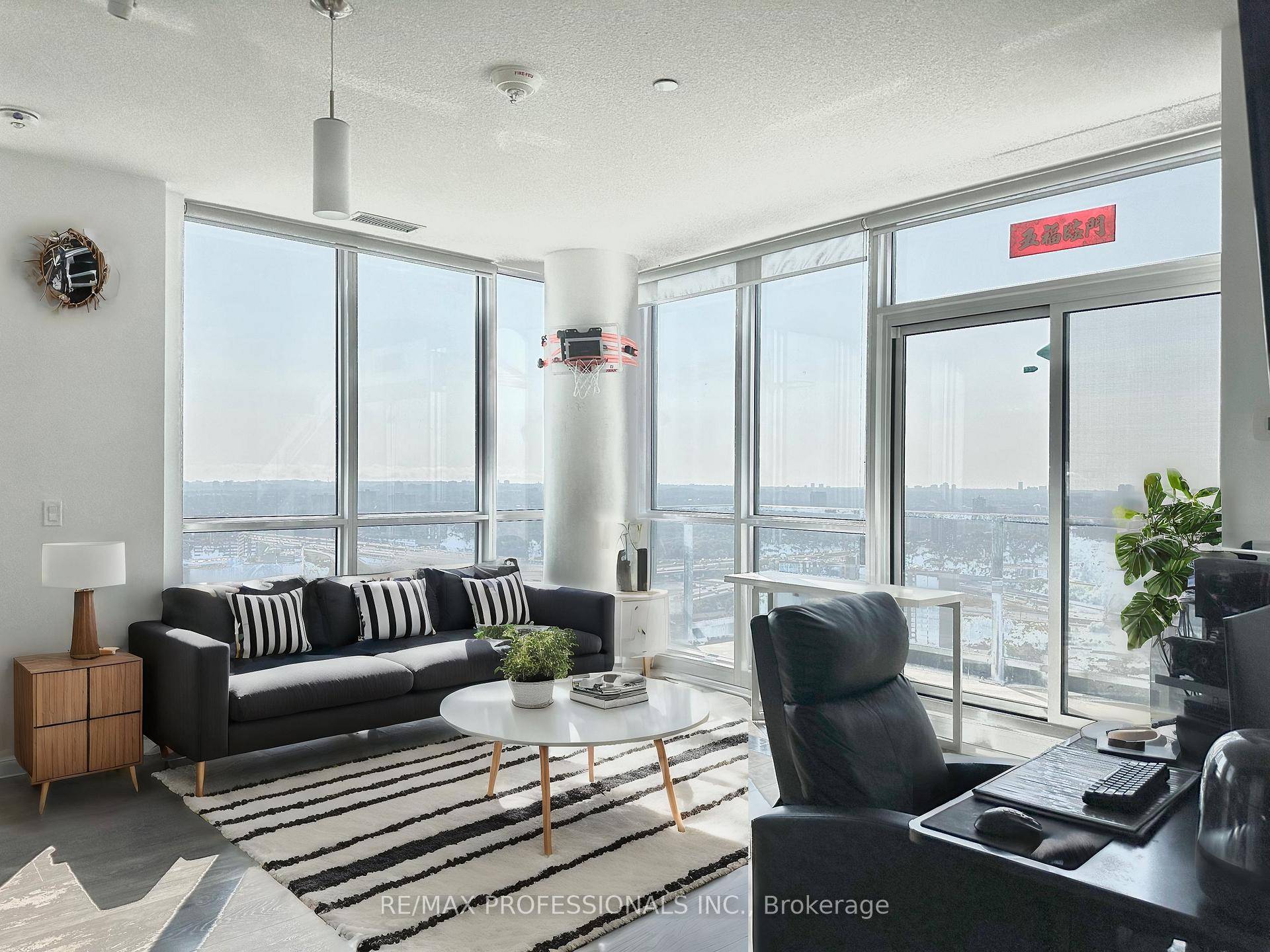 Welcome to this bright and spacious penthouse corner unit, offering 2 bedrooms and 2 bathrooms with stunning southeast exposure.