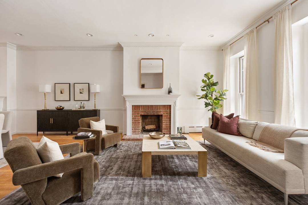 Set on one of Brooklyn Heights' most charming and historic townhouse blocks, 10 Sidney Place is a gracious, 21 foot wide residence offering exceptional scale, a highly functional layout, and ...