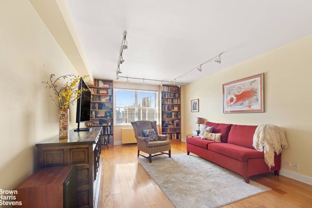 Spacious 2 Bed 2 Bath with Private Outdoor Space and City Views Perched on a high floor, this bright and airy 2 bedroom, 2 bathroom home offers sweeping city and ...