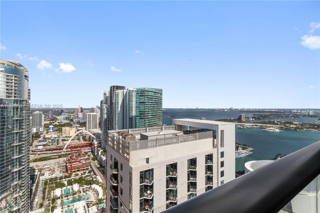 This modern 1 bed amp ; 1 bath condo is featuring comprehensive five star amenities including concierge service, on site dining, spa facilities, fitness centers ideal for those seeking a ...