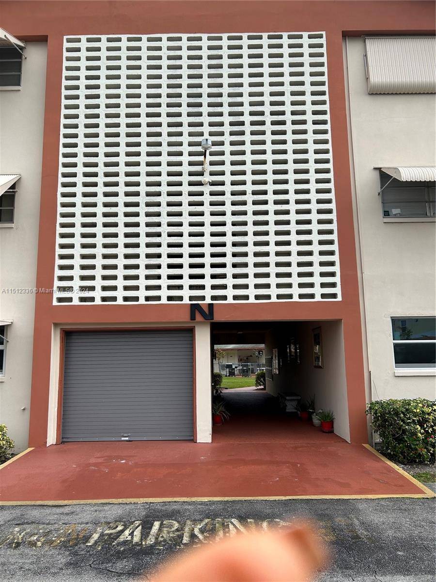 BEAUTIFUL AND COMPLETELY RENOVATED CORNER 2 BEDS AND 2 BATHS APARTMENT IN BERVELY HILLS CONDO COMMUNITY.