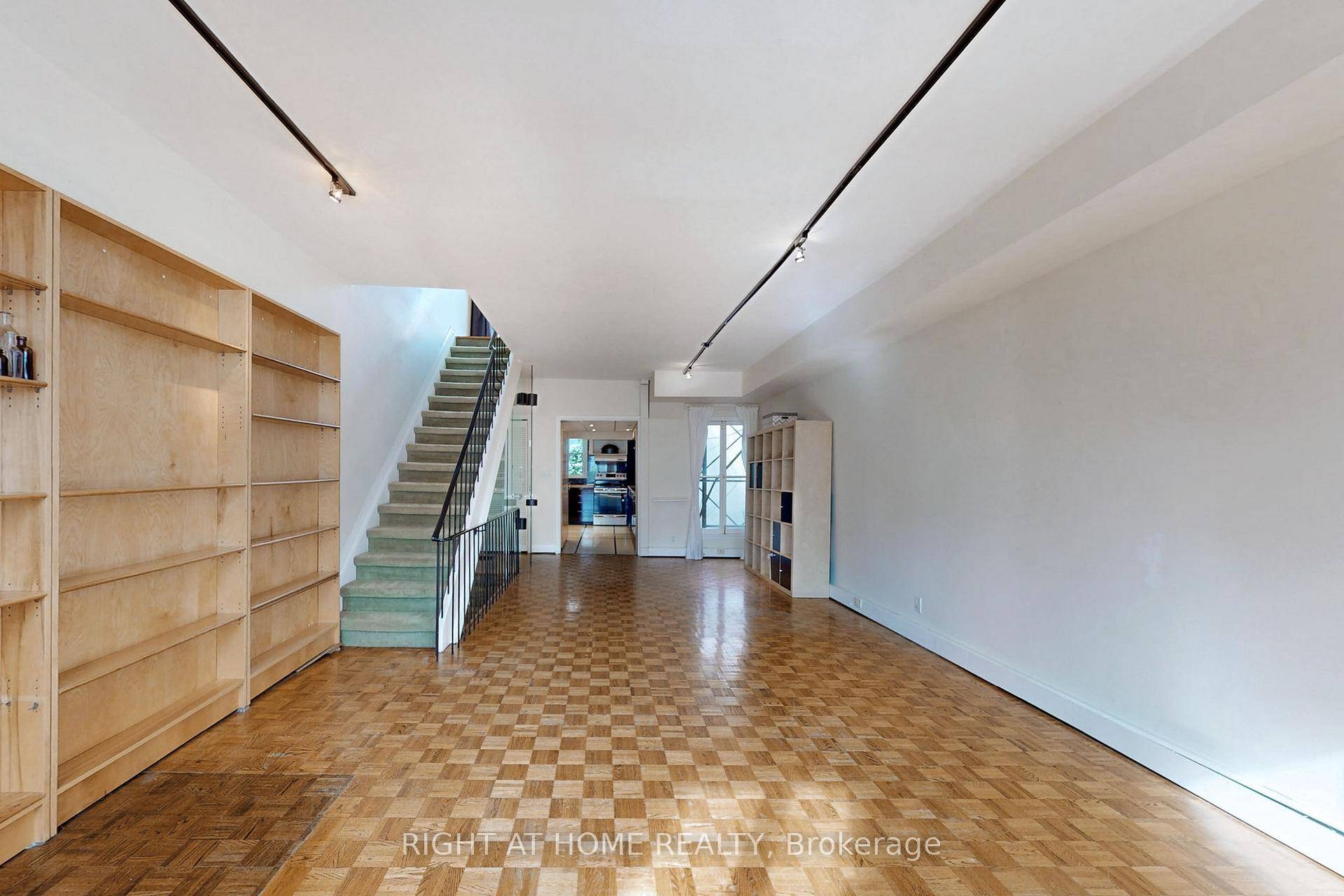 Nestled on the vibrant and sought after King St.