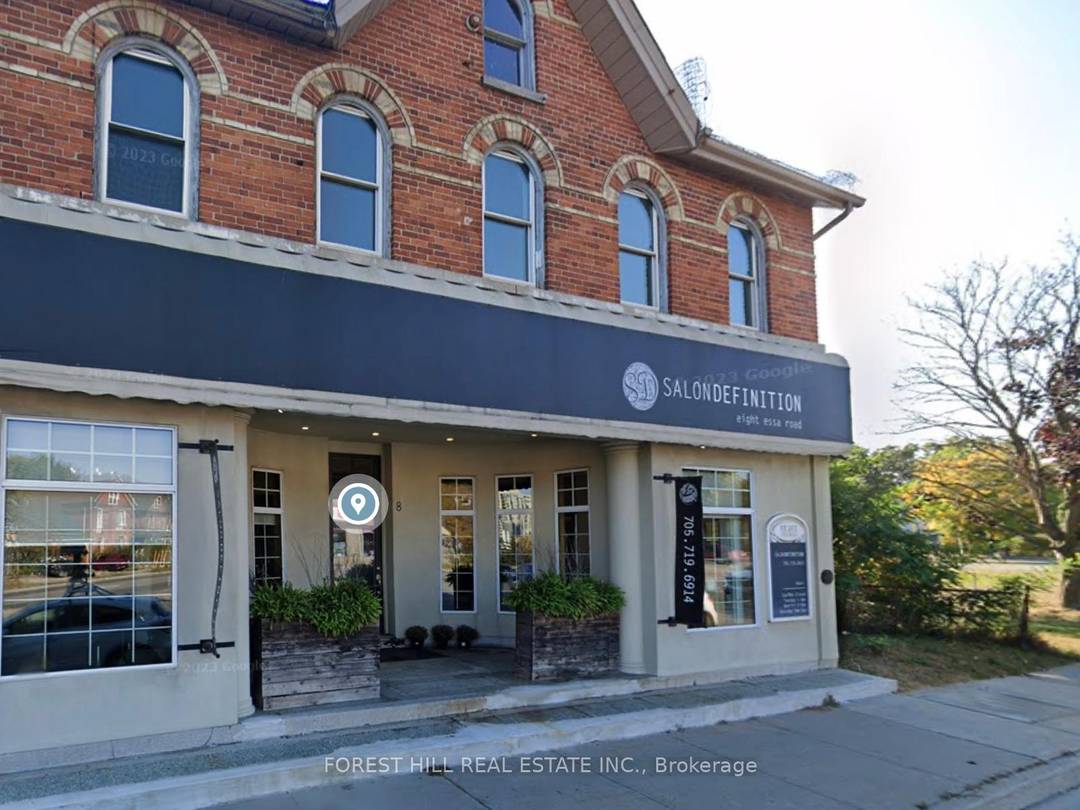 Newly renovated 2 bedroom, 2 bathroom Loft apartment ideally located beside the brand new bus terminal Go Station and just steps from the lakeshore.