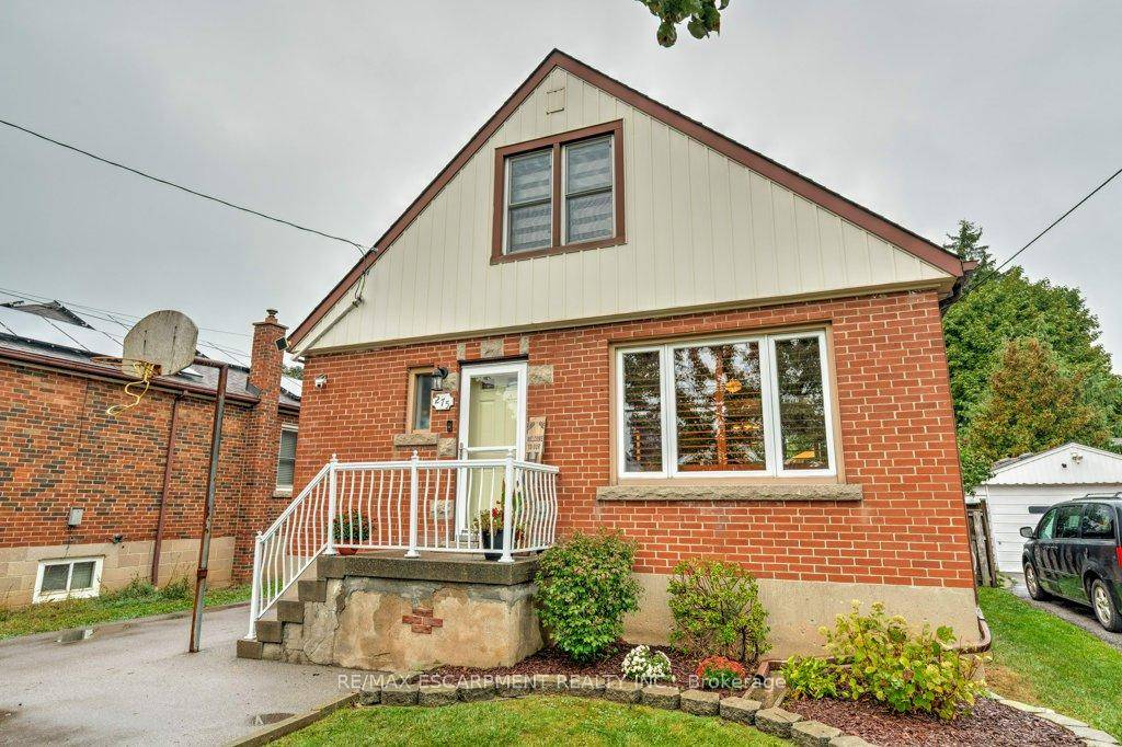 Introducing this 3 bedroom, 2 full bath detached home in the heart of Hamilton !