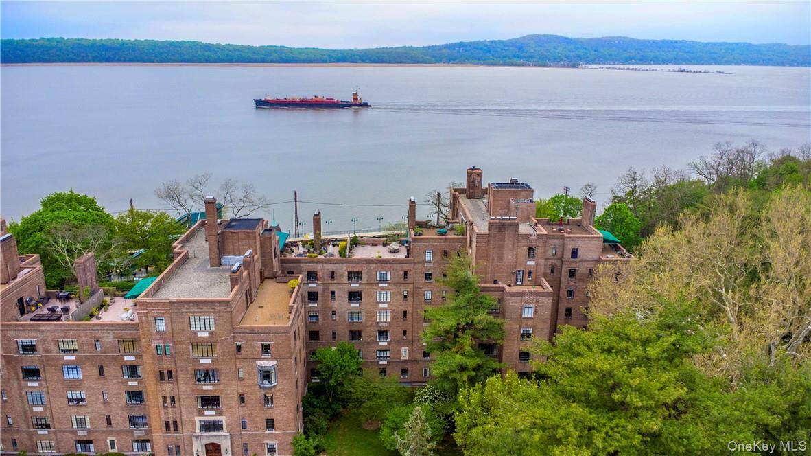 Welcome to your new home with breathtaking Hudson River views !