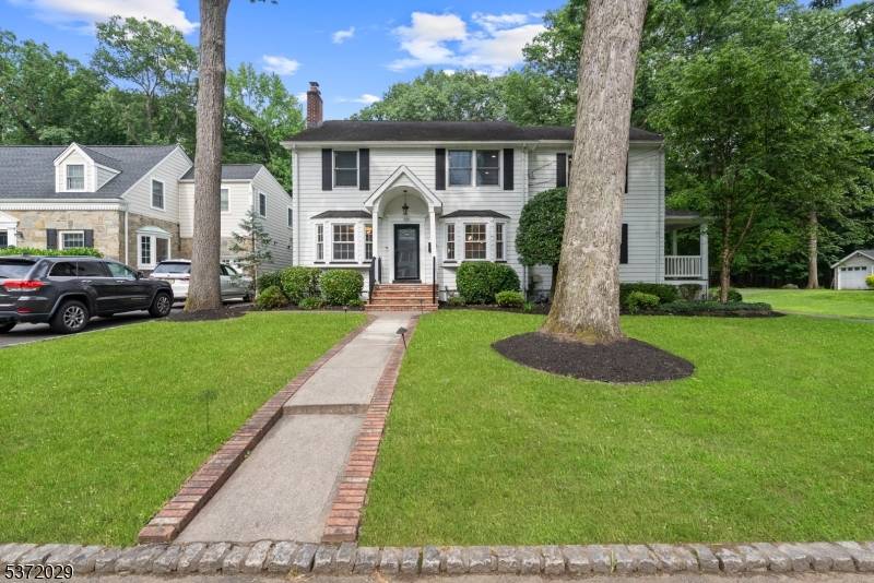 Welcome to this stunning 6 bedroom, 3.