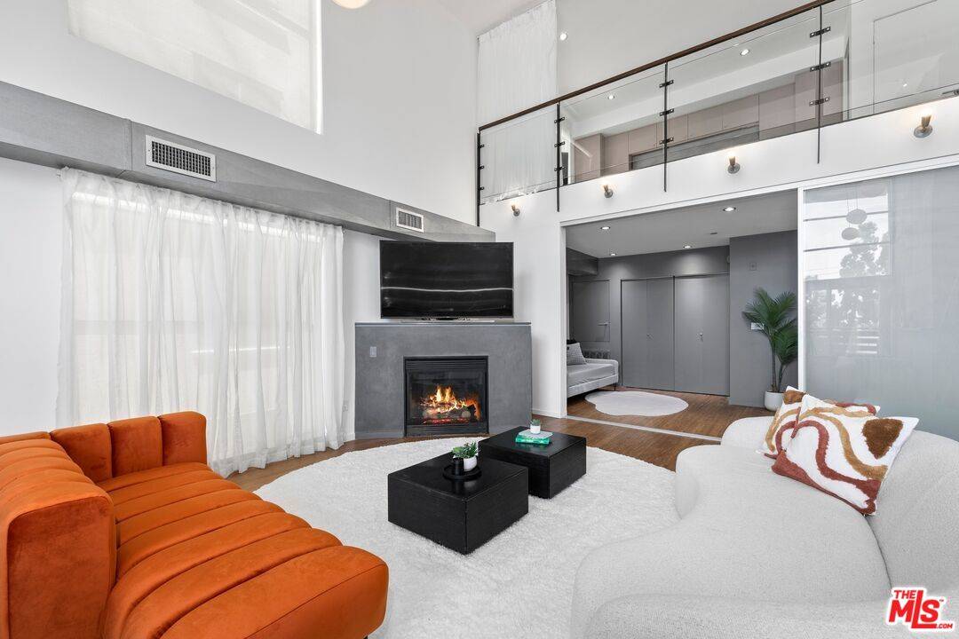 7062   Hawthorn Ave 2BR Hollywood Hills East La