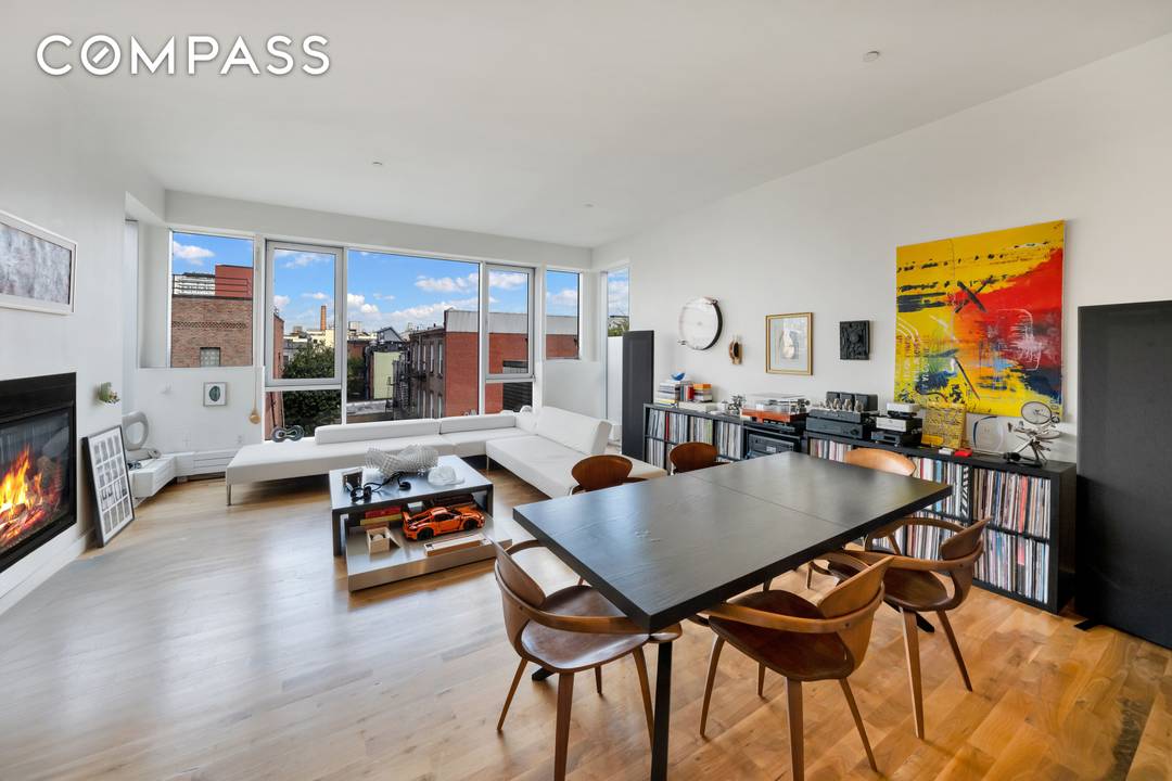 PH4B is an open and airy two bedroom, two bathroom sanctuary with an expansive private roof terrace, nestled in the heart of bustling Williamsburg.
