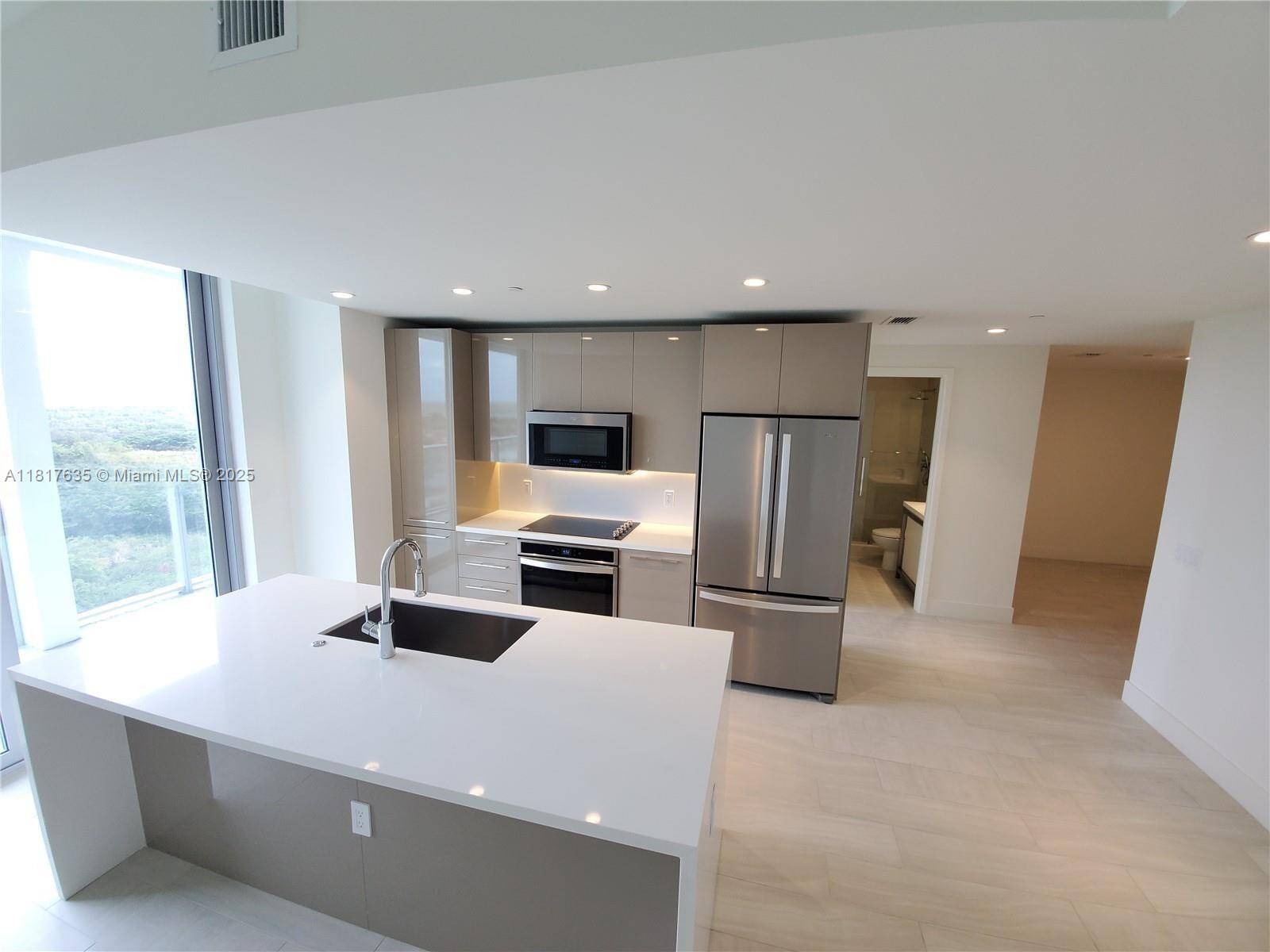 3bed 3bath Den. Full service, Well designed Studio Yoo designer, Well kept, energized building.