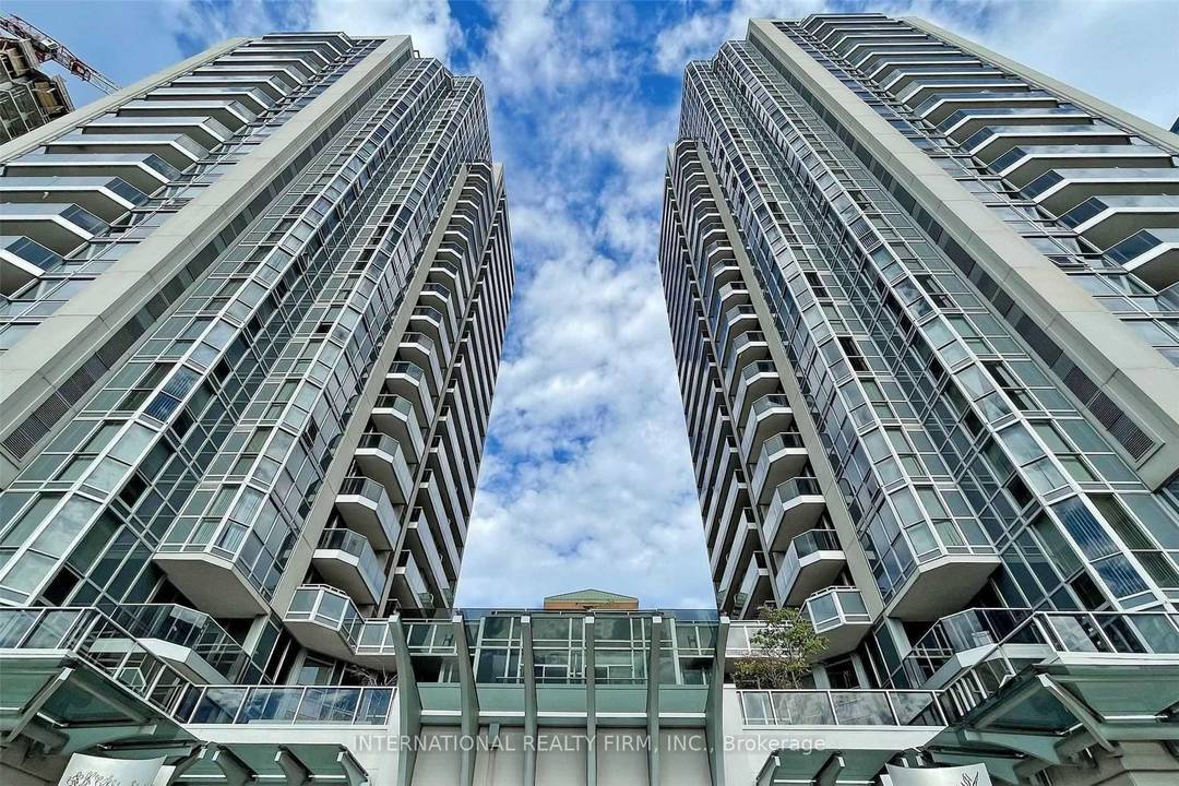 Experience upscale urban living in this beautifully maintained 2 bedroom, 2 bathroom condo at Luxe II Condos, built by award winning Menkes.