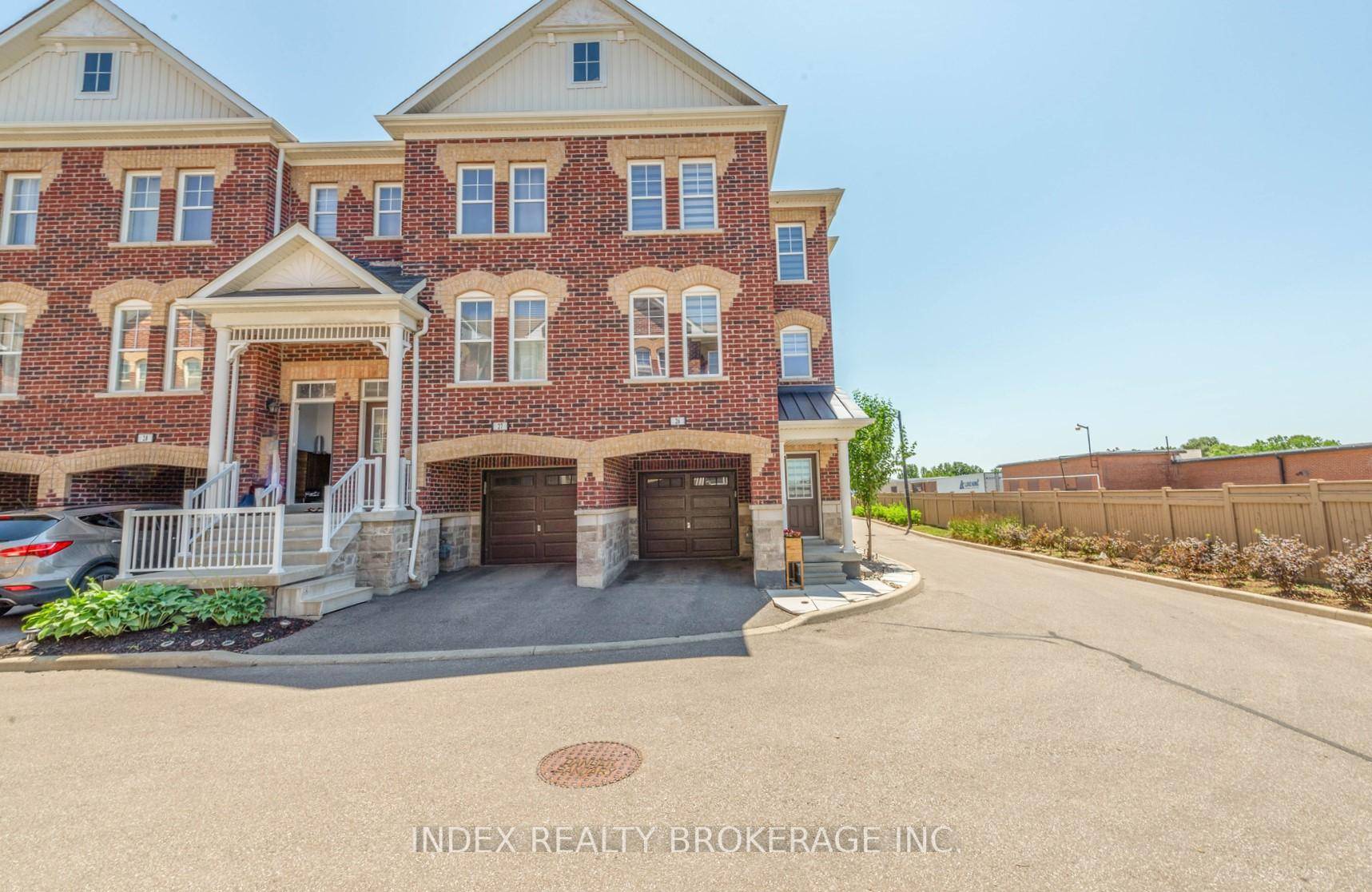 Price to Sell ! ! Immaculate amp ; Stunning Executive End Unit !