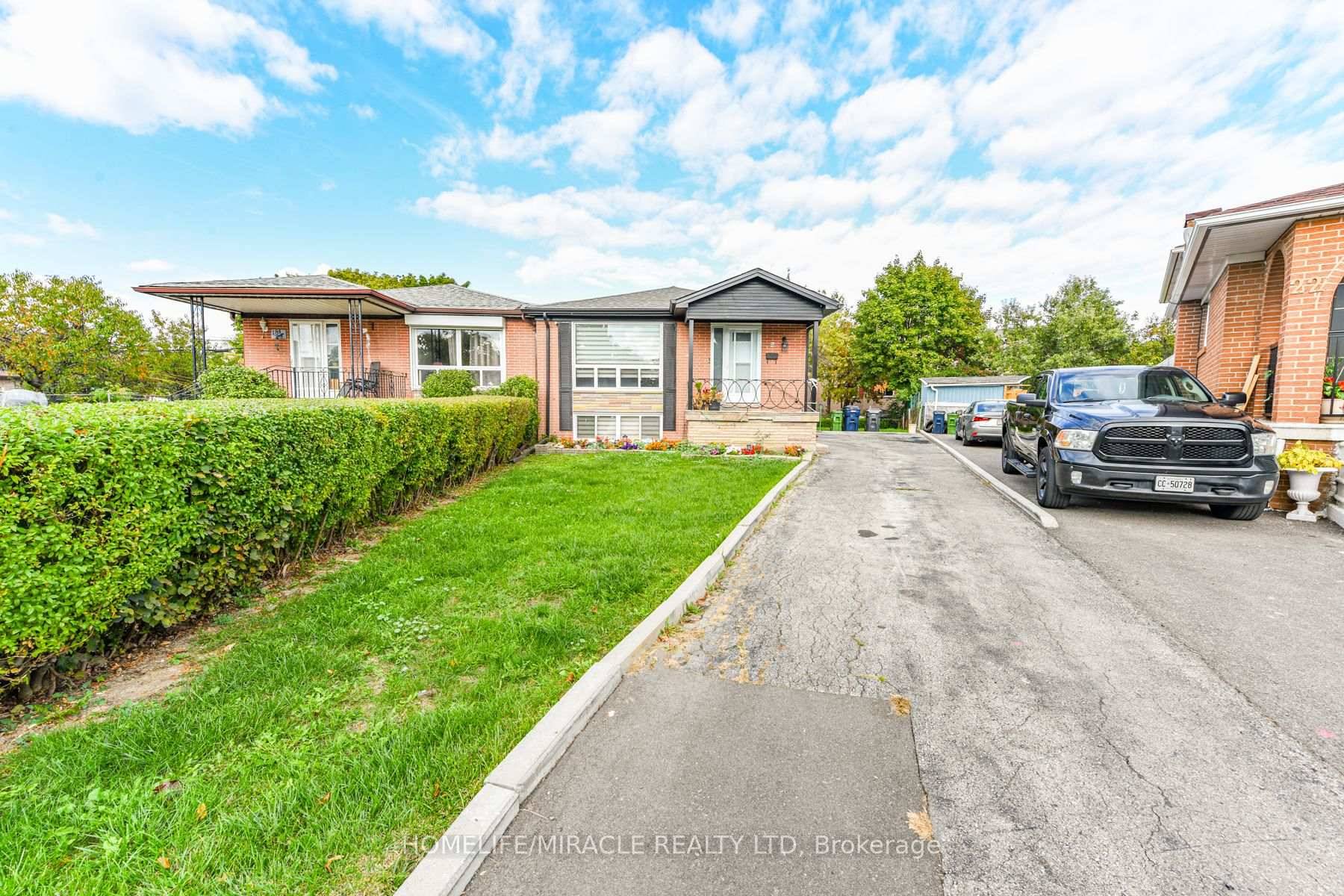 Well Maintained Bright And Clean Upper Level 3 Bedroom With Large Living Dining amp ; Kitchen With Full Washroom.