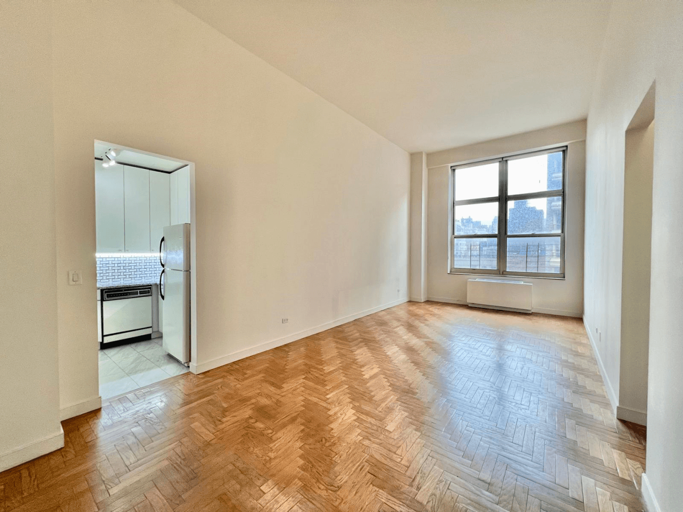 2 bedroom, 2 bathroom apartment located in Park Avenue Court condominium.