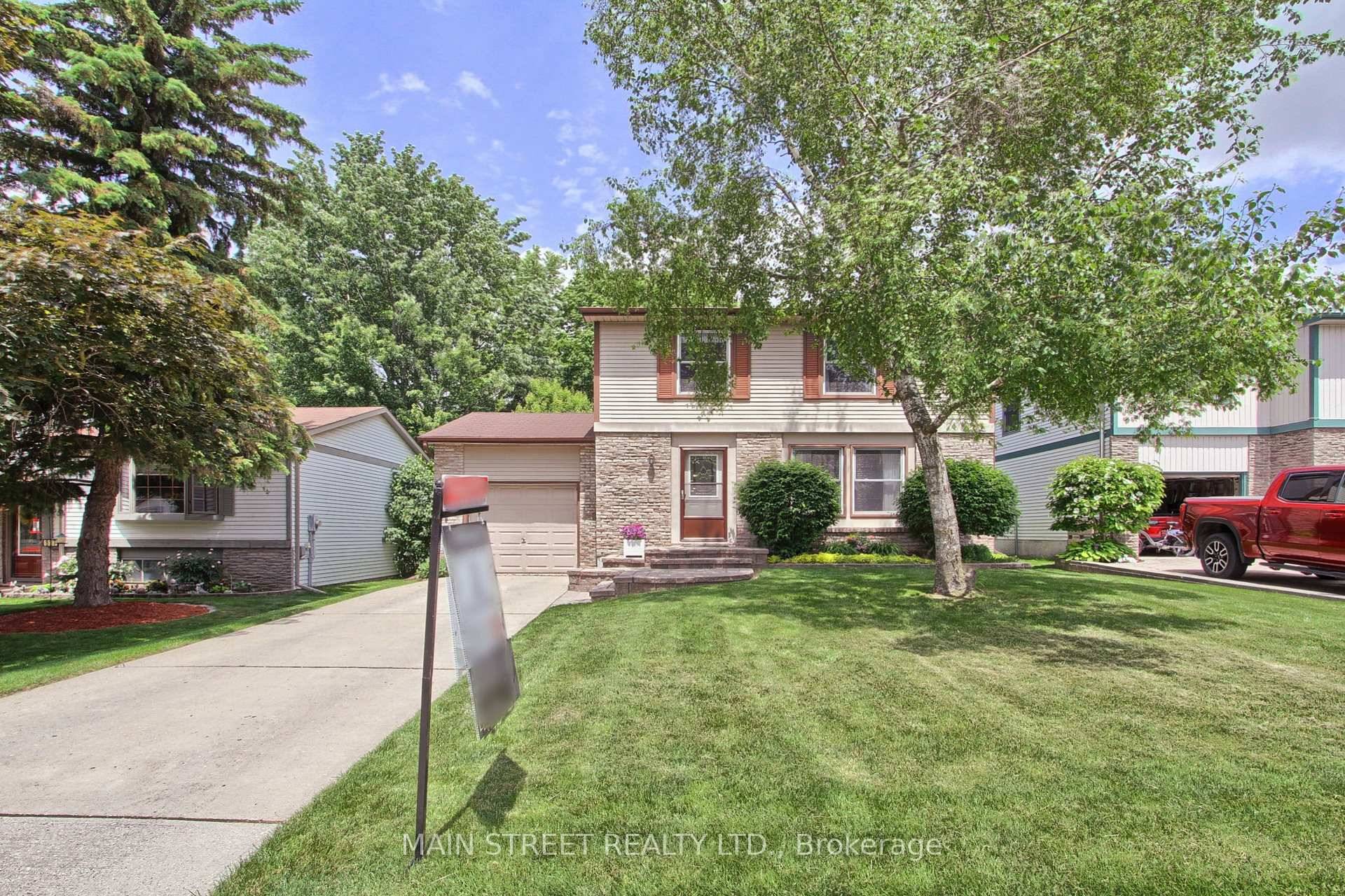 Your Private Oasis in the Heart of Newmarket !