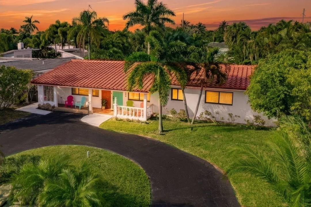 Experience ultimate relaxation in this coastal Lauderdale by the Sea private tropical retreat !