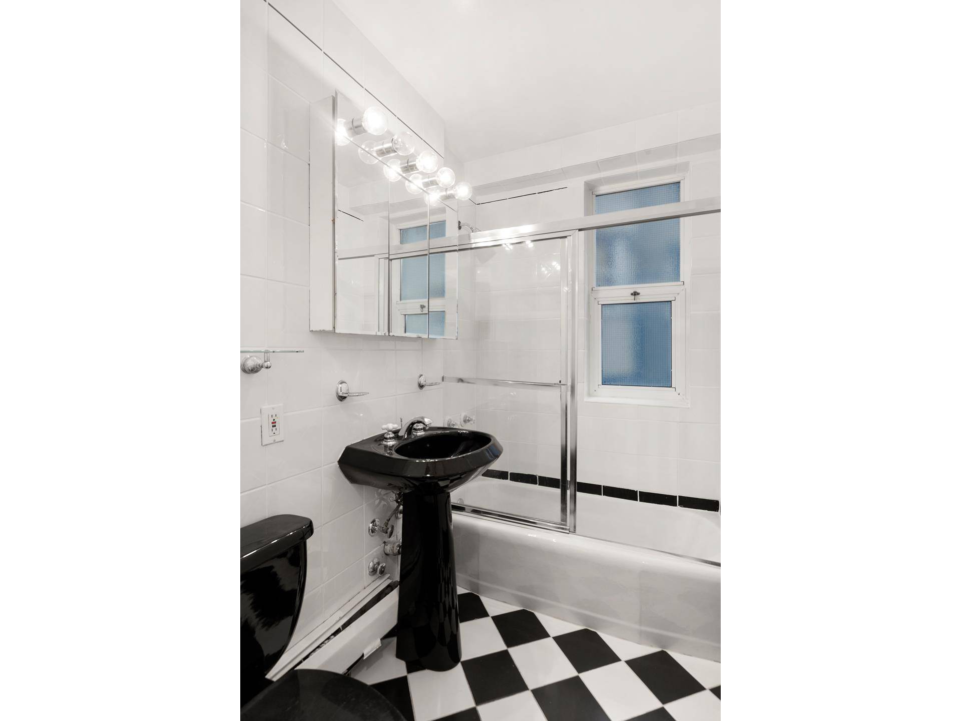 Welcome to this bright, high floor, north and west facing, corner 1 bedroom at the Victoria.