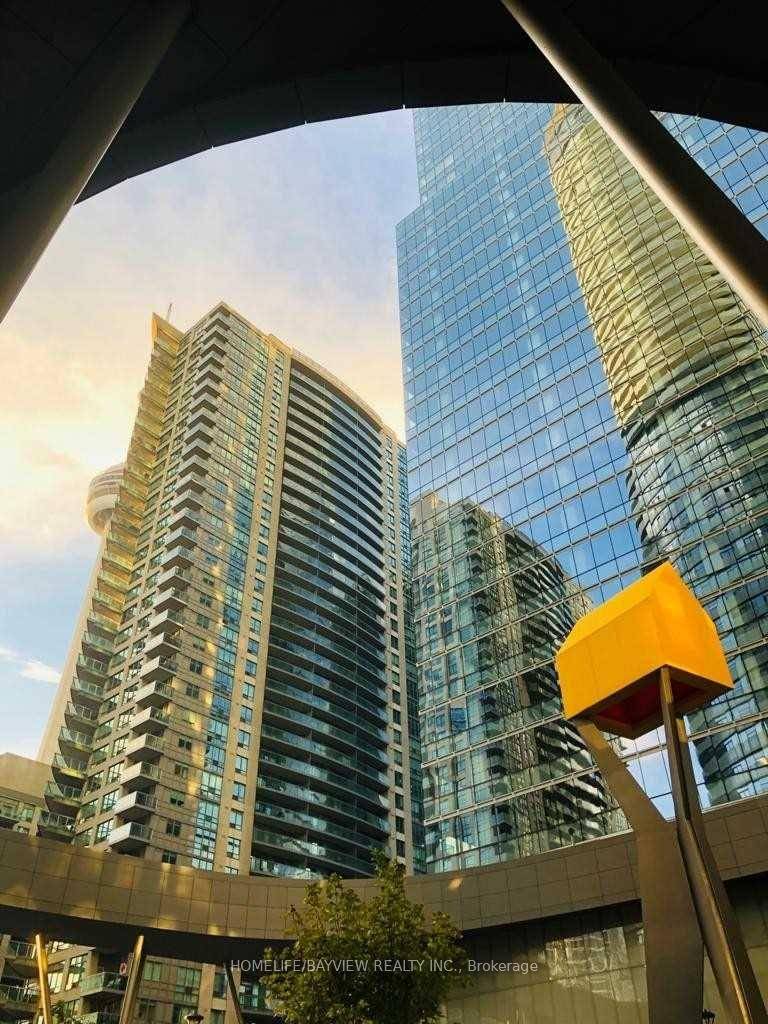 Beautiful one plus den unit in the heart of Downtown in the Ice Condos.