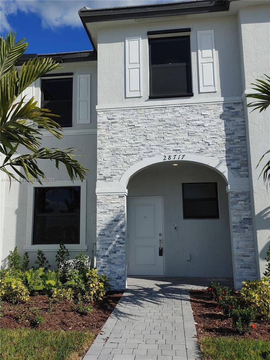 GREAT RESORT STYLE TOWNHOUSE LOCATED AT PINE VISTA BY LENNAR COMMUNITY.
