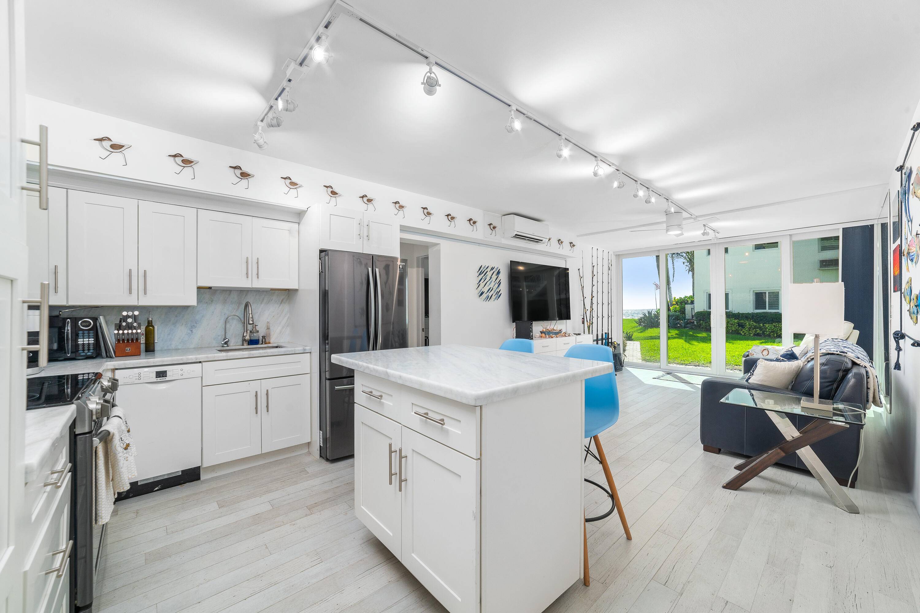 Enjoy the beach in your backyard on The Hillsboro Mile in this 1 bed, 2 bath, 850 sq ft condo with direct beach access plus pool, clubhouse dock on the ...