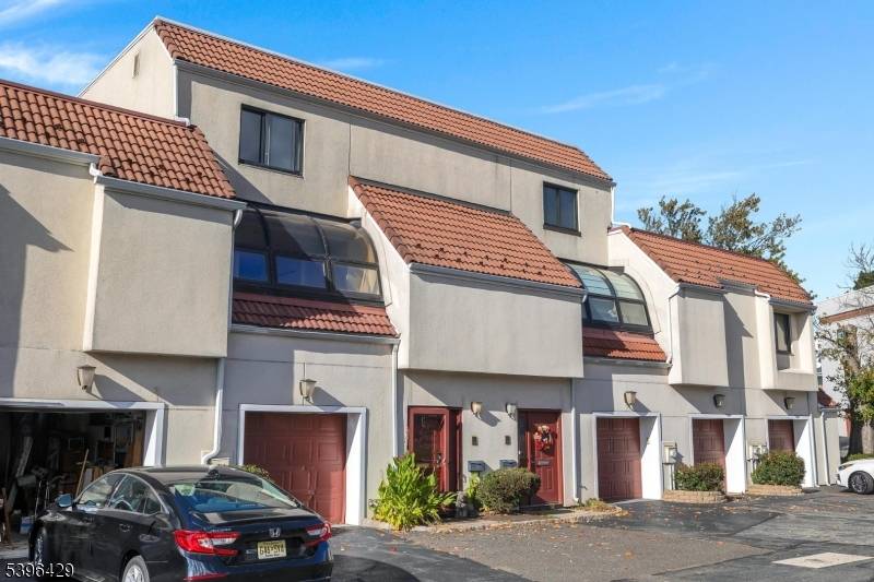 Welcome to Eagle Ridge, a sought after gated community offering 24 hour security and resort style amenities.