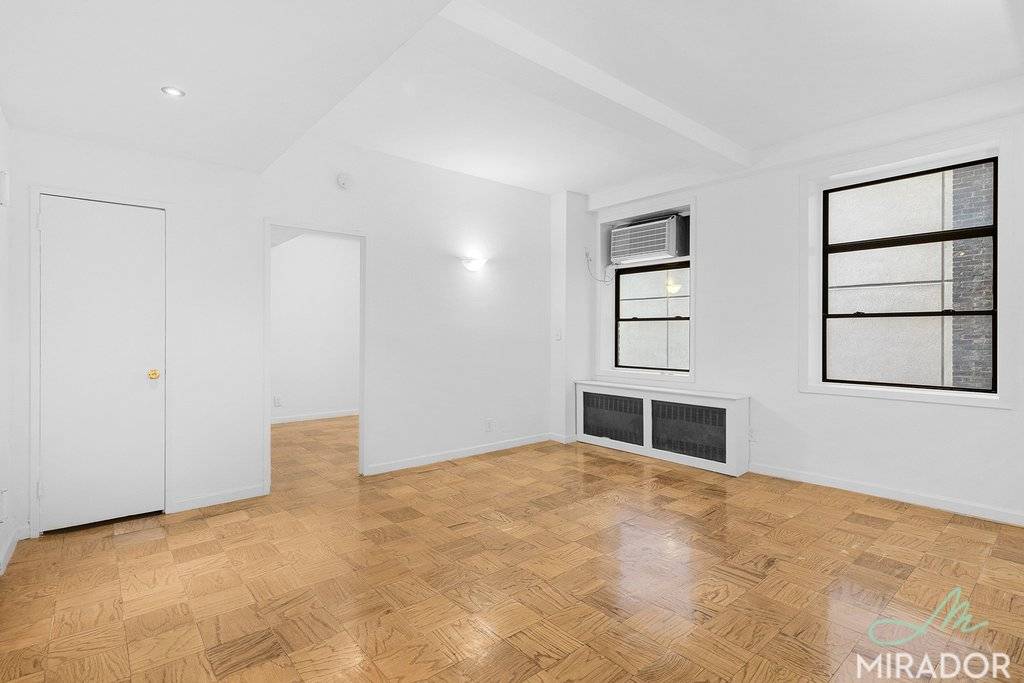Large 1 bedroom apartment conveniently located near Grand Central, great restaurants, 4, 5, 6, 7 and S Trains.