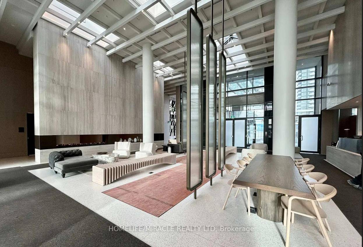 Elevate your living experience on the 41th floor with spectacular views of the Toronto skyline and lake !