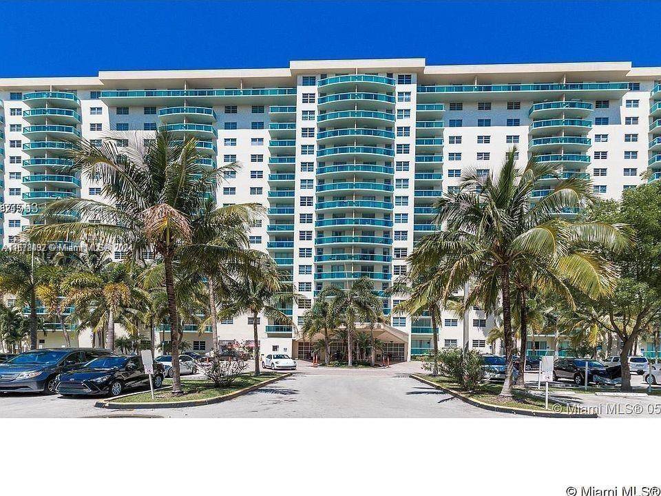 Gorgeous unit in Sunny Isles Beach with Spectacular Intracoastal Views !