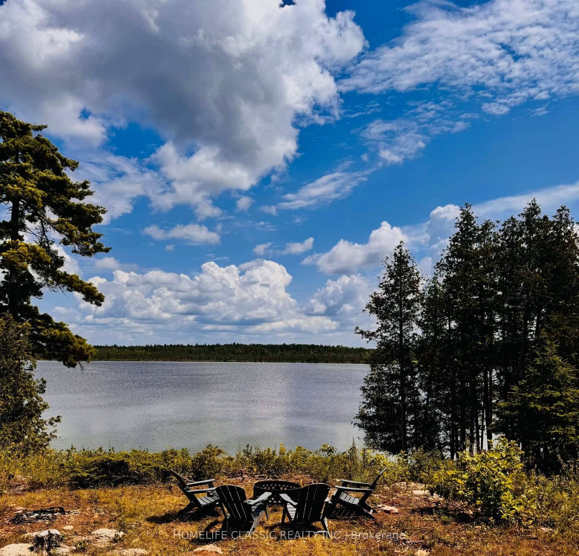 Direct lakefront views in your perfect retreat !