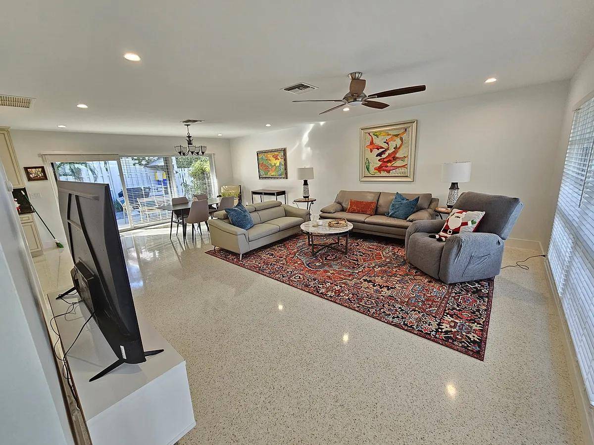 Just 2 Blocks from the Beach !