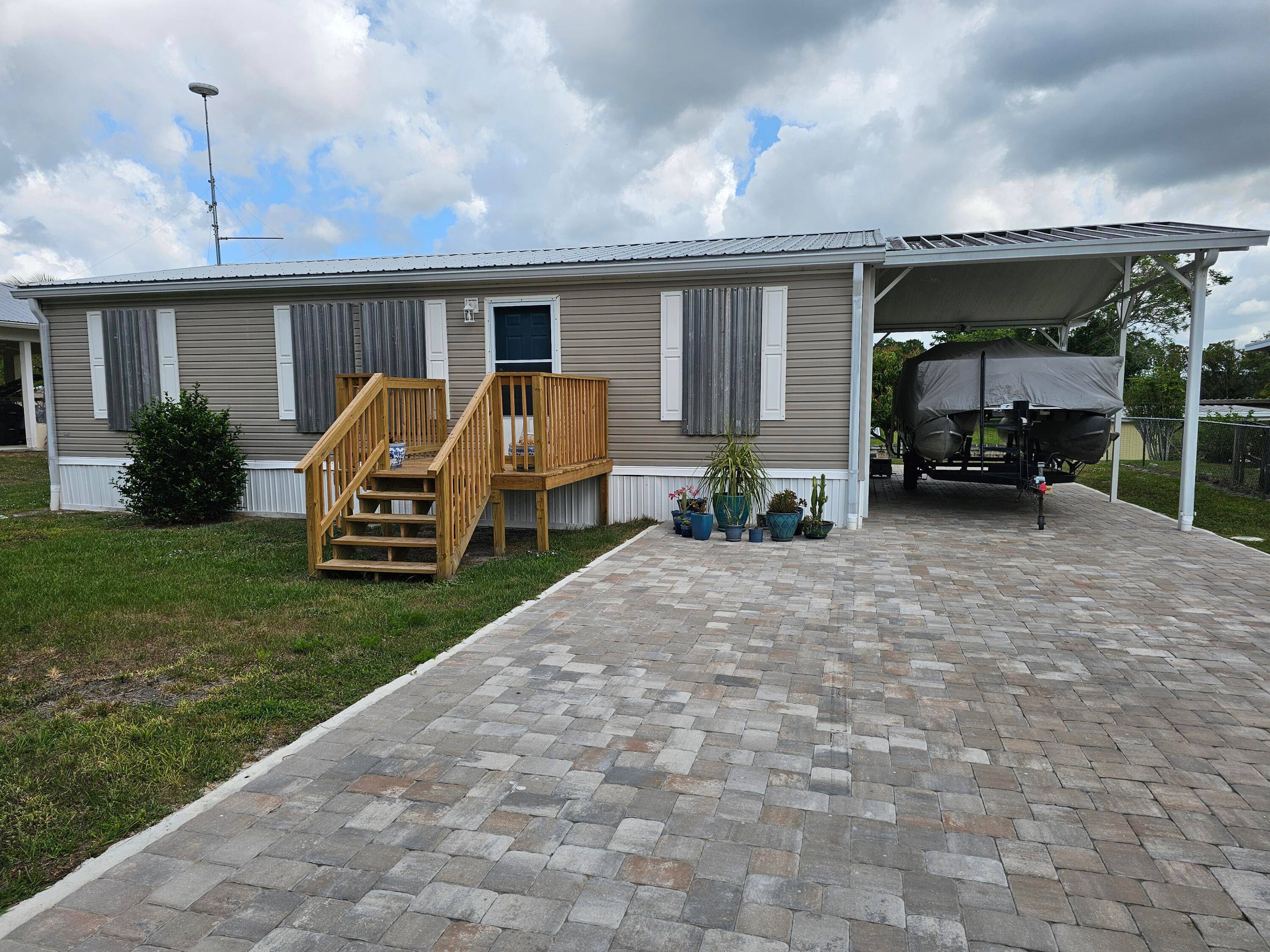 ATERFRONT RETREAT WITH LAKE OKEECHOBEE ACCESS !