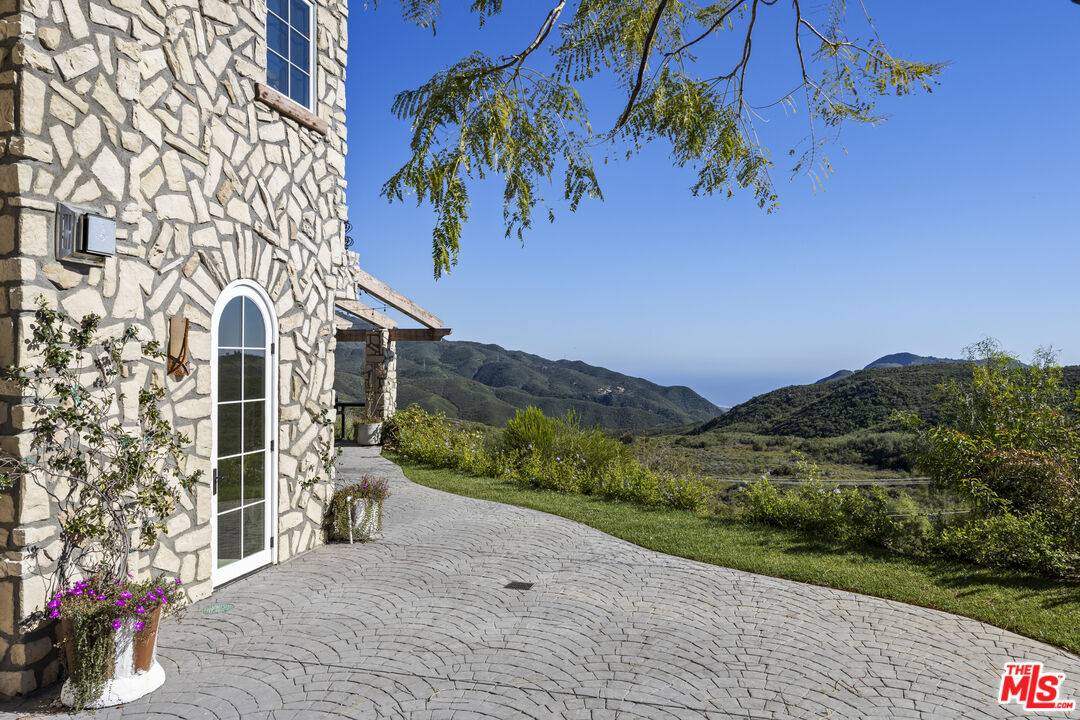 33239 Mulholland Hwy 4BR Malibu La