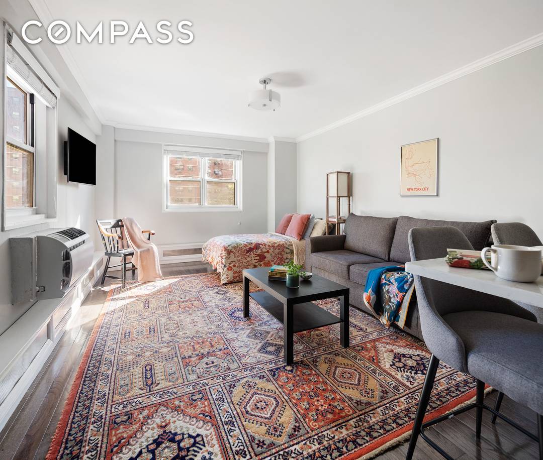Bright and Spacious Renovated Studio in Fort Greene Sunny and inviting, this large renovated studio at Fort Greene s University Towers offers double exposures to the north and east, filling ...