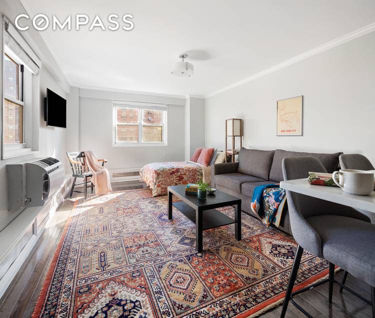 Bright and Spacious Renovated Studio in Fort Greene Sunny and inviting, this large renovated studio at Fort Greene s University Towers offers double exposures to the north and east, filling ...