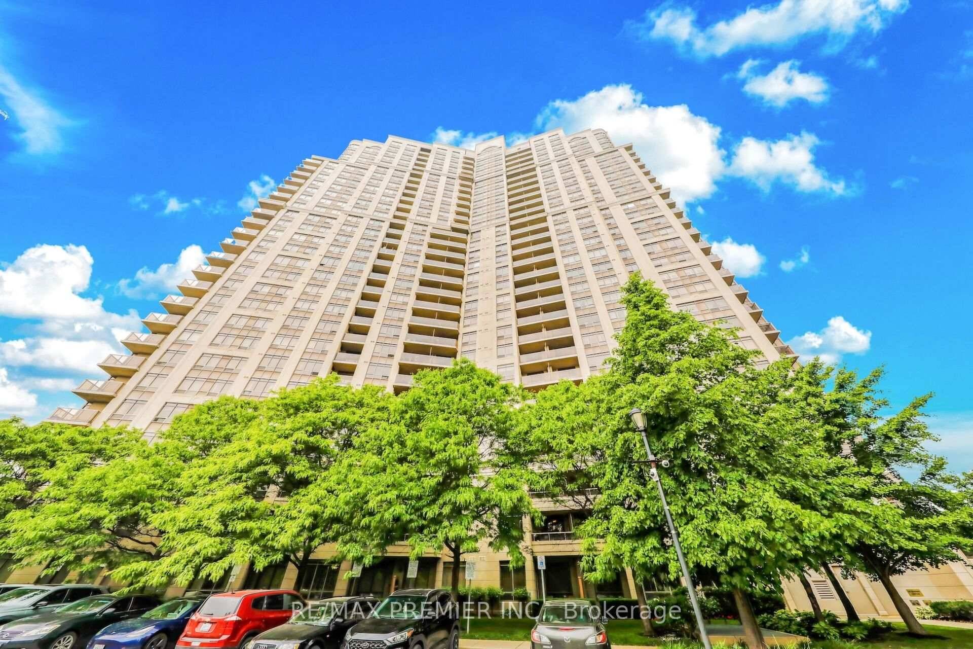 TRIDEL Mansions of Humberwood Sparkling professionally painted bright amp ; spacious open concept suite.