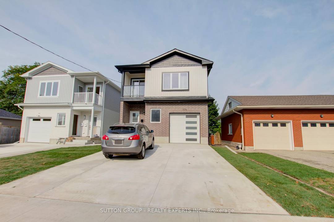 Bright amp ; Spacious Three Bedroom Apartment !