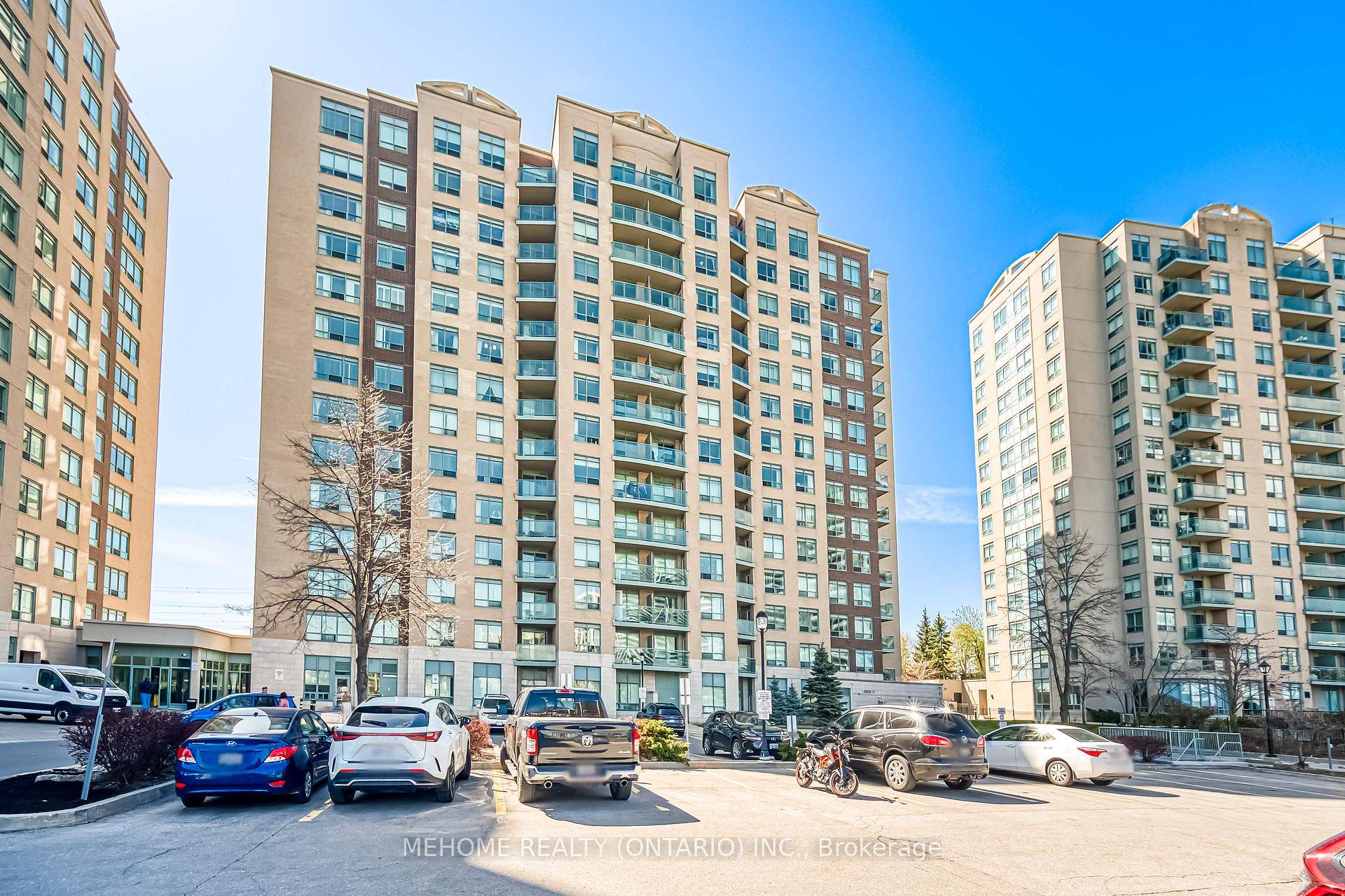 Welcome To This stunning Lower Penthouse 2 bedroom condo In The Prime Location Of Richmond Hill.
