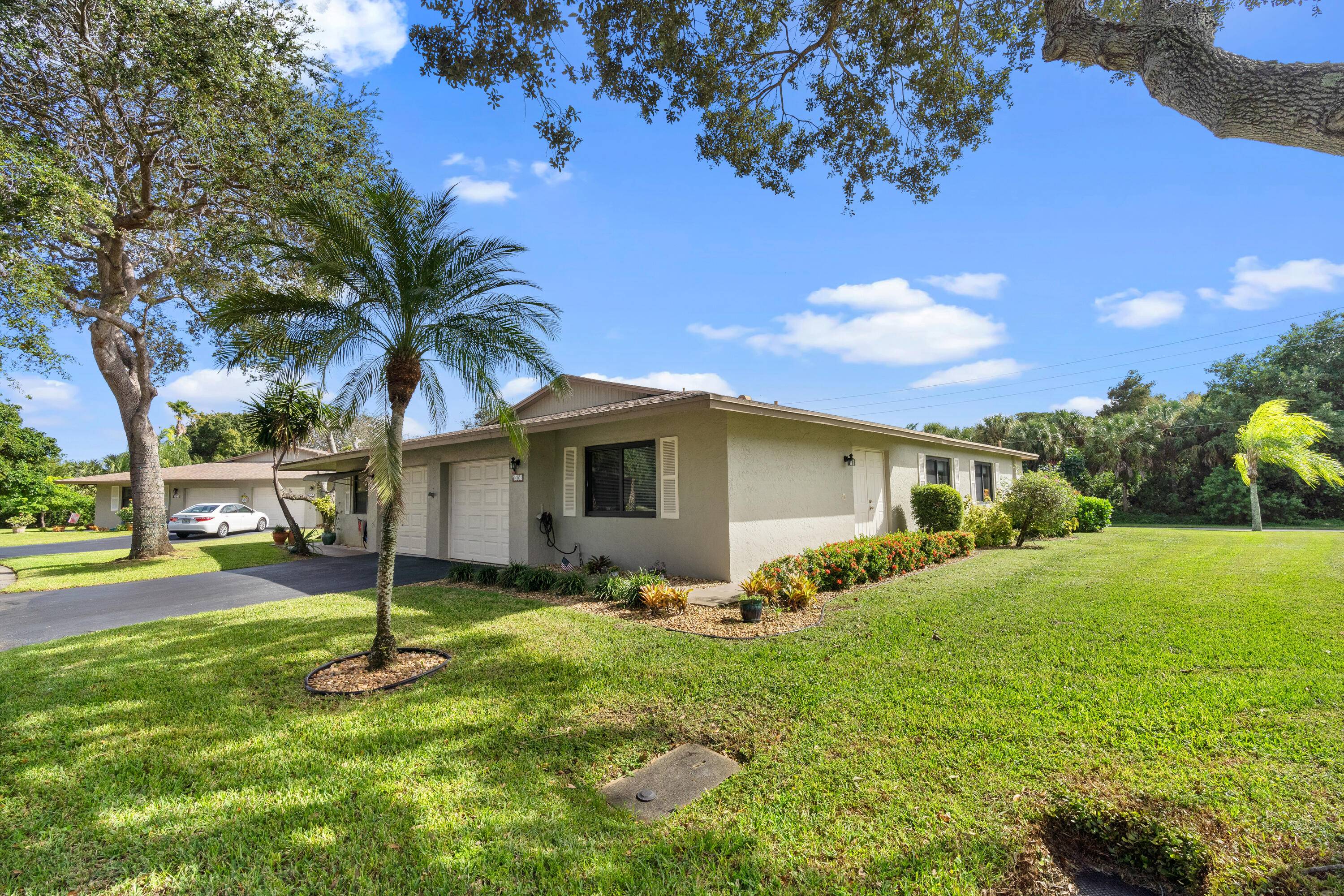 A must see lovely bright and airy 2 2 Villa located in the heart of Boynton Beach.