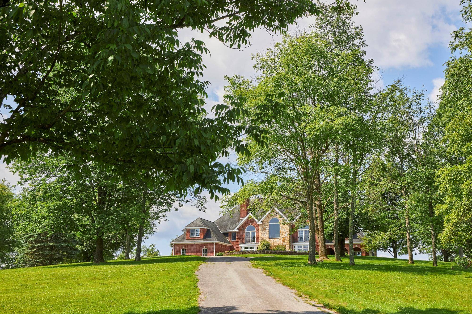 Hilltop Retreat, built in the Millenium Mansion style, provides an incomparable experience of country living.