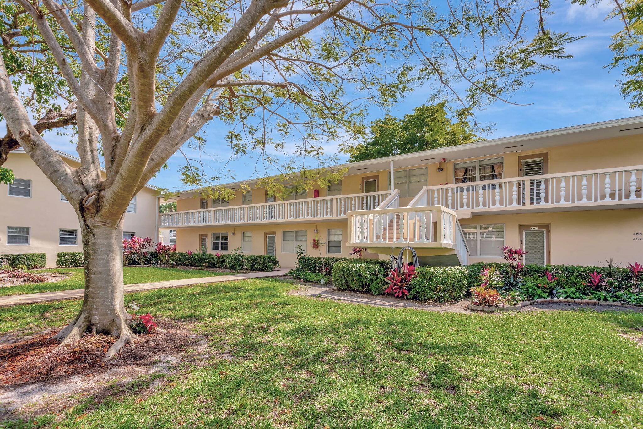 Stunning 2 Bedroom, 1. 5 Bathroom Corner Unit in Century Village Deerfield Resort Style 55 Living !