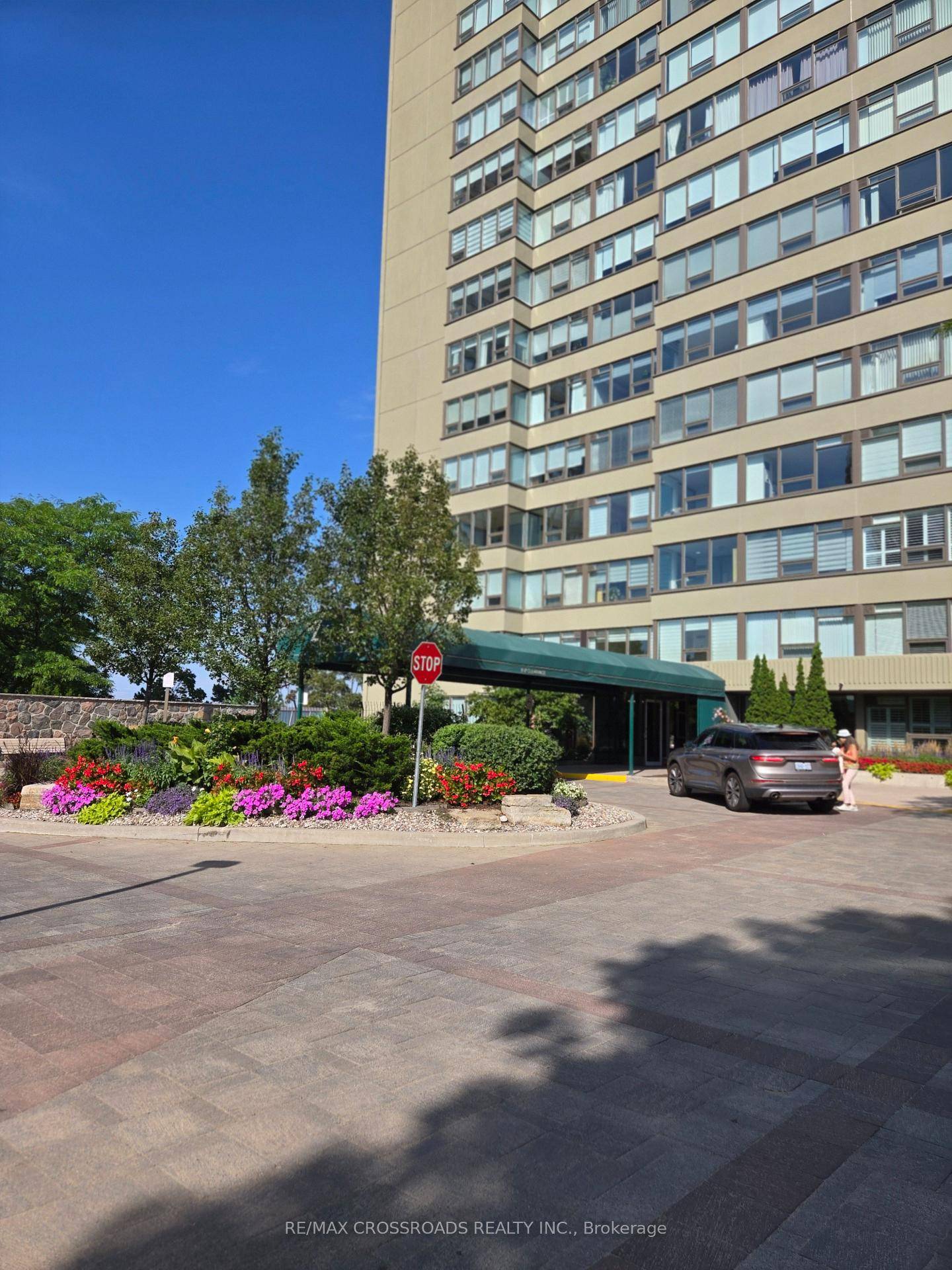 Excellent Location ! Luxury Tr9del Condo in the High Demand North York Area.