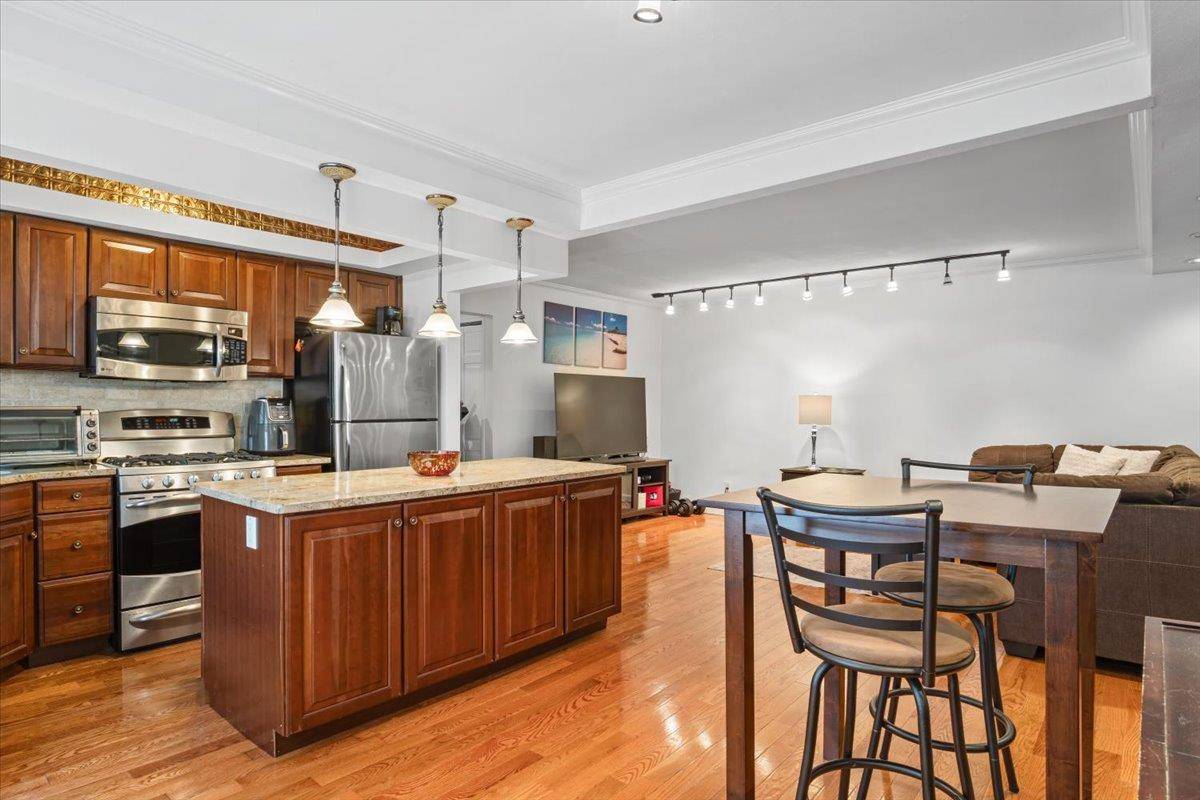 Welcome to this beautifully maintained 2 bedroom, 1 bath apartment located on the ground level of the highly desirable Roslyn Gardens community.